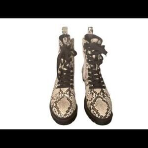 Steve Madden Combat Boots 6.5 Edgy Reptile Snakeskin Lace Up Almond Toe Gray